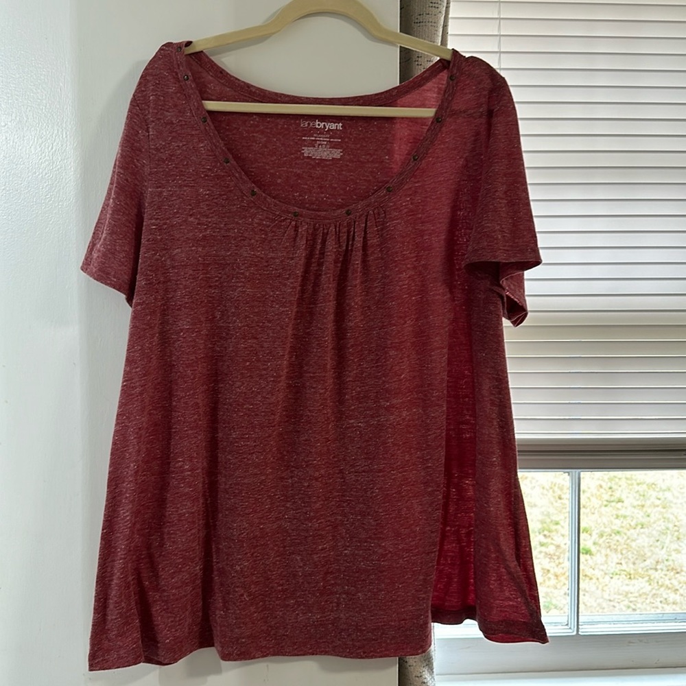 EUC SHORT SLEEVE LANE BRYANT RELAXED FIT TEE W/METAL NECKLINE ACCENTS SIZE 22/24